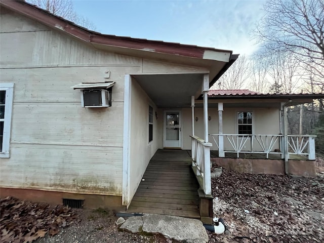 property entrance featuring a porch