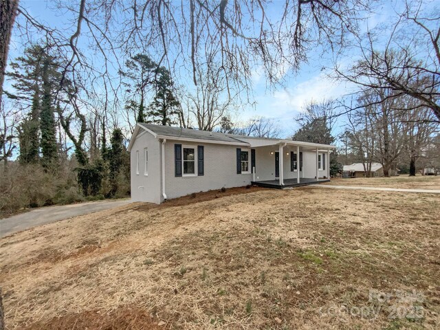 510 Newport Dr, Salisbury, NC 28144 - single story home with brick siding, a porch, and a front lawn
