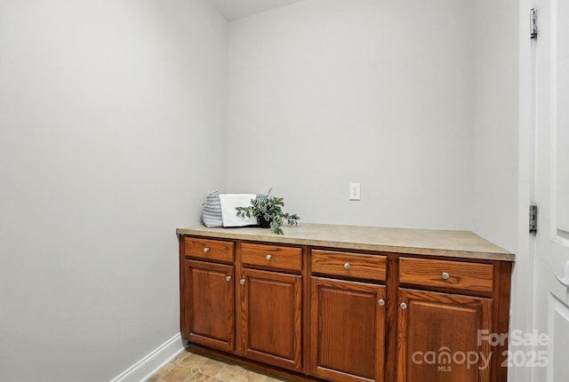 8008 Battersea Ct, Waxhaw, NC 28173 - bar featuring baseboards
