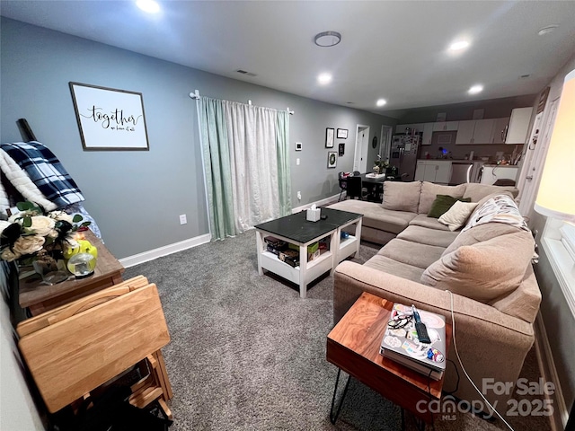 carpeted living room with baseboards, recessed lighting, visible vents, and washing machine and clothes dryer