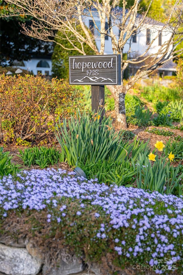 view of community / neighborhood sign