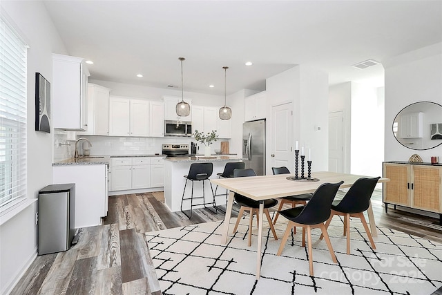 dining space with visible vents, recessed lighting, light wood-type flooring, and baseboards