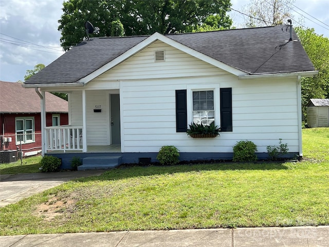507 E Maple Ave, Gastonia, NC 28054 - view of front facade featuring a shingled roof, covered porch, and a front lawn