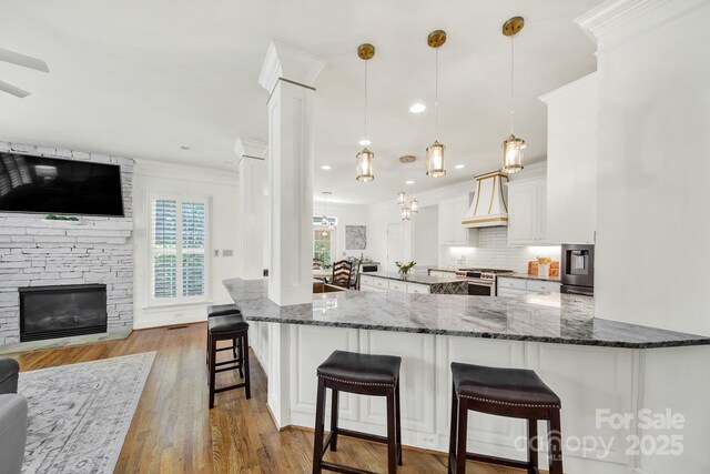 kitchen featuring crown molding, open floor plan, and gas range