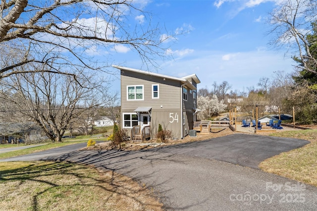 view of front of property featuring a front lawn and driveway