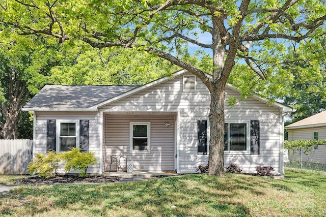 view of front of house featuring fence and a front yard