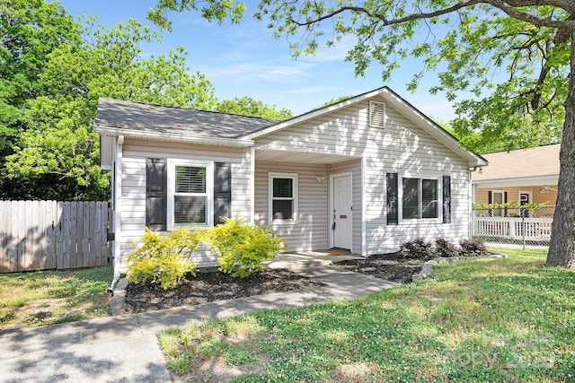 view of front of home featuring fence and a front yard
