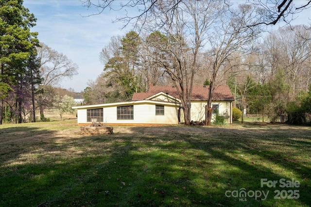 view of front of house featuring a front lawn