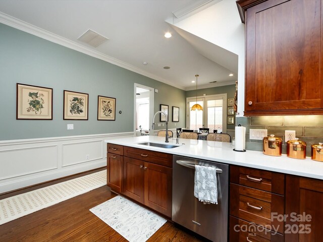 6301 Park Dr S, Charlotte, NC 28210 - kitchen featuring dishwasher, a sink, a peninsula, dark wood-type flooring, and ornamental molding