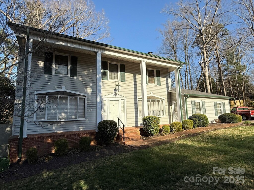 1968 12th Street Pl NE, Hickory, NC 28601 - view of front of house featuring a front lawn