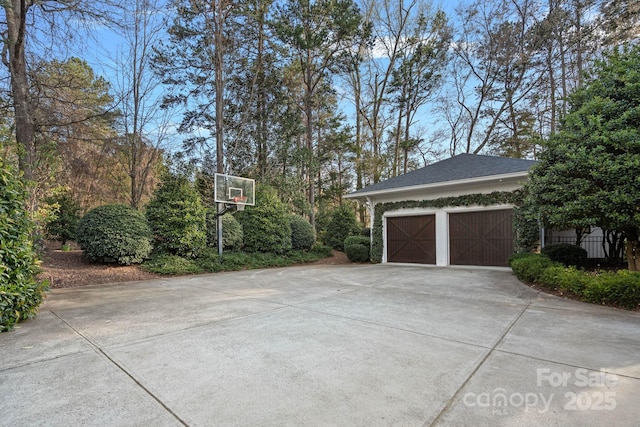 19117 Davidson Concord Rd, Davidson, NC 28036 - garage with concrete driveway