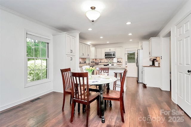 dining room featuring visible vents, recessed lighting, dark wood-style flooring, and crown molding