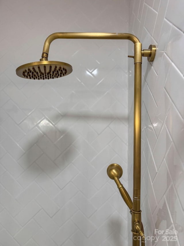 details featuring a tile shower