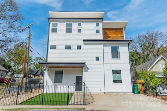 view of front of home featuring a fenced front yard and covered porch