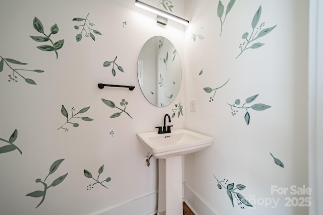 bathroom featuring a sink