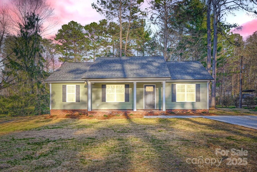 714 Sunset Dr, Salisbury, NC 28147 - view of front of house featuring a front lawn