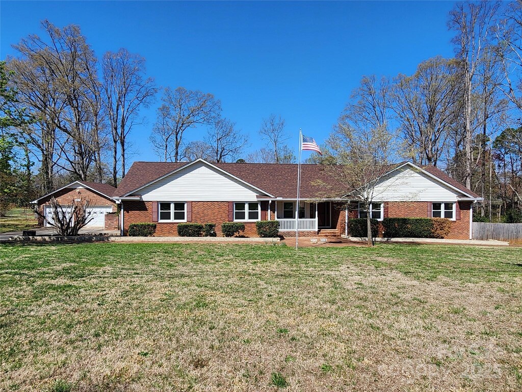 1301 Huckleberry Dr, Lincolnton, NC 28092 - photo 1