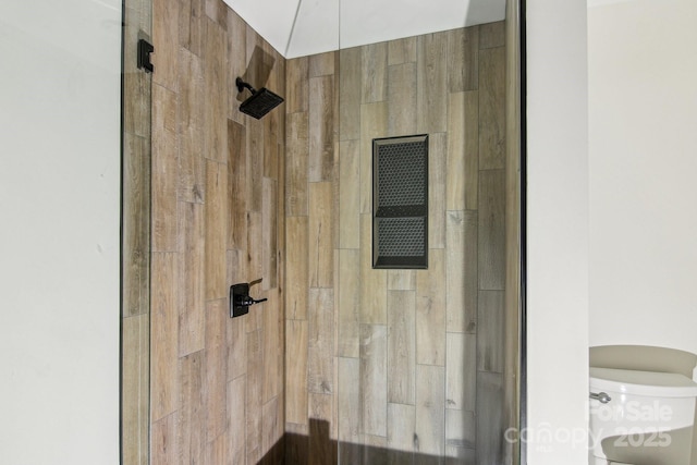 details featuring toilet and tiled shower