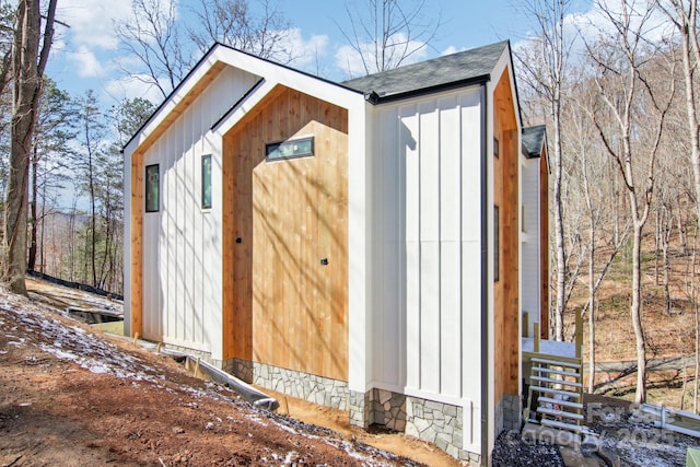 view of outdoor structure with an outdoor structure