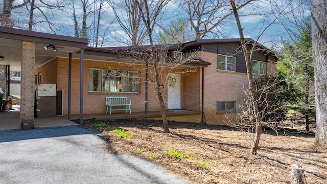 3407 14th Ave SW, Hickory, NC 28602 - tri-level home with covered porch and brick siding