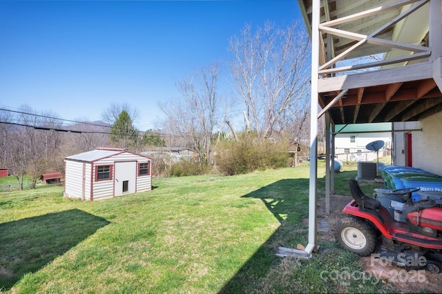 view of yard with an outdoor structure and a storage shed