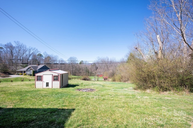 view of yard featuring an outdoor structure and a storage shed