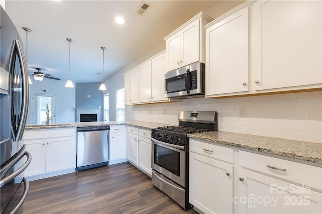 kitchen with visible vents, stainless steel appliances, a ceiling fan, dark wood finished floors, and tasteful backsplash