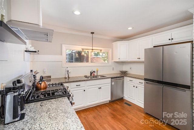 842 E Woodlawn Rd, Charlotte, NC 28209 - kitchen with white cabinets, a sink, stainless steel appliances, and light wood-type flooring