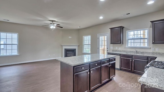 kitchen featuring a sink, open floor plan, stainless steel appliances, visible vents, and ceiling fan