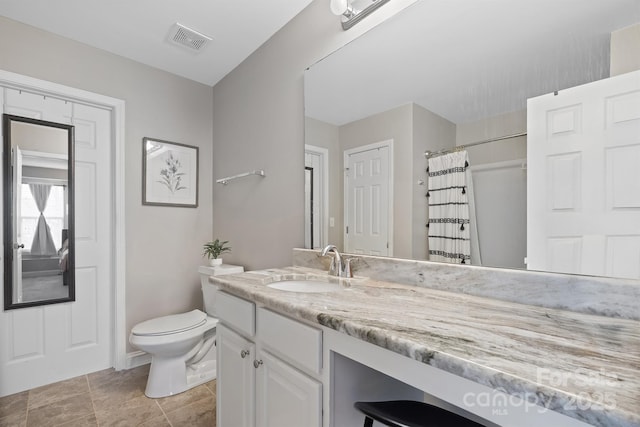 full bathroom featuring visible vents, toilet, a shower with shower curtain, and vanity