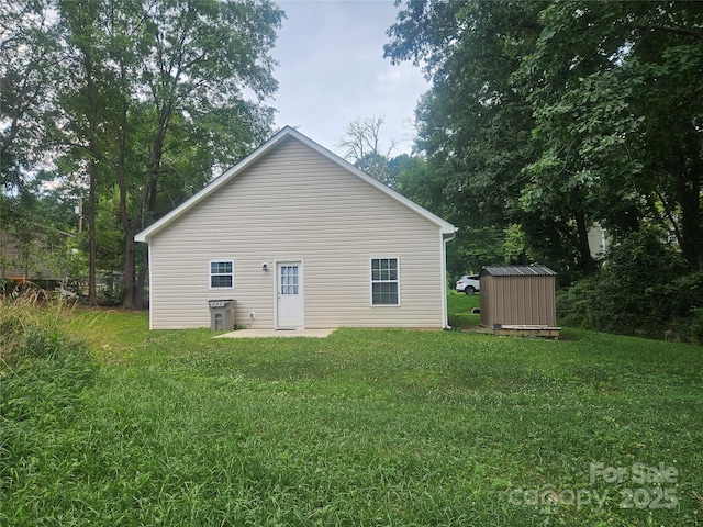 1124 Clouse St, Gastonia, NC 28052 - back of property with a storage shed and a yard