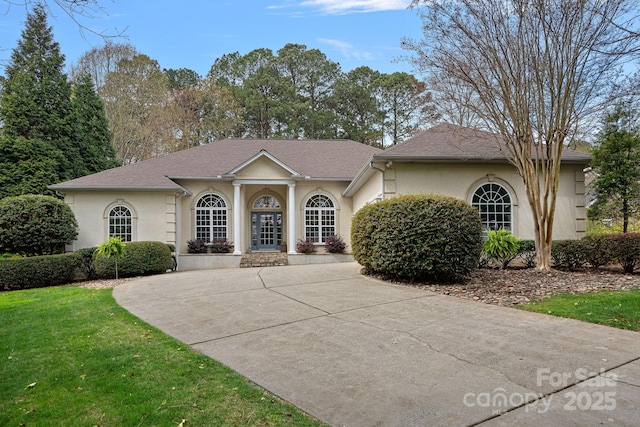 view of front of property with a front lawn and stucco siding