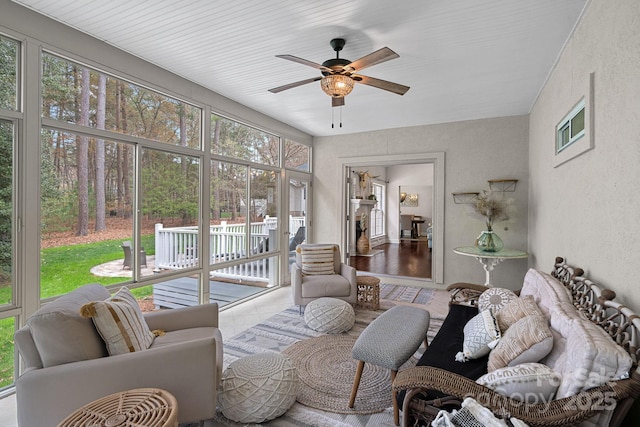 sunroom / solarium featuring outdoor lounge area and a ceiling fan