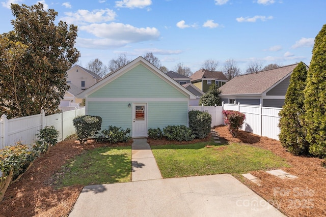 9652 Alma Blount Blvd, Charlotte, NC 28277 - view of front of home featuring a front lawn and fence private yard
