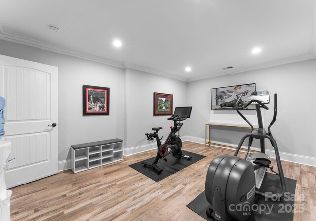 workout room with visible vents, crown molding, wood finished floors, baseboards, and recessed lighting