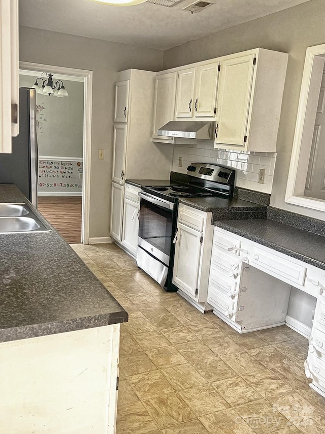 443 Silversmith Ln, Charlotte, NC 28270 - kitchen with stainless steel appliances, exhaust hood, dark countertops, decorative backsplash, and baseboards