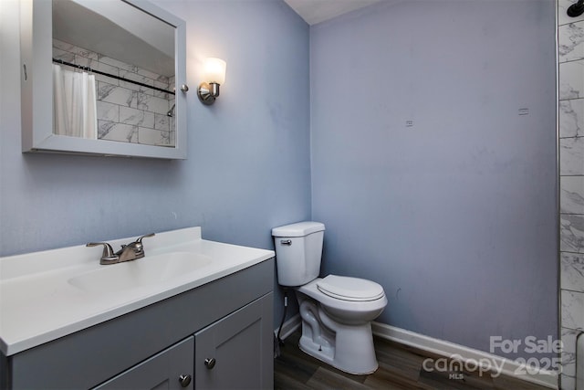 full bathroom featuring vanity, toilet, wood finished floors, a shower with shower curtain, and baseboards