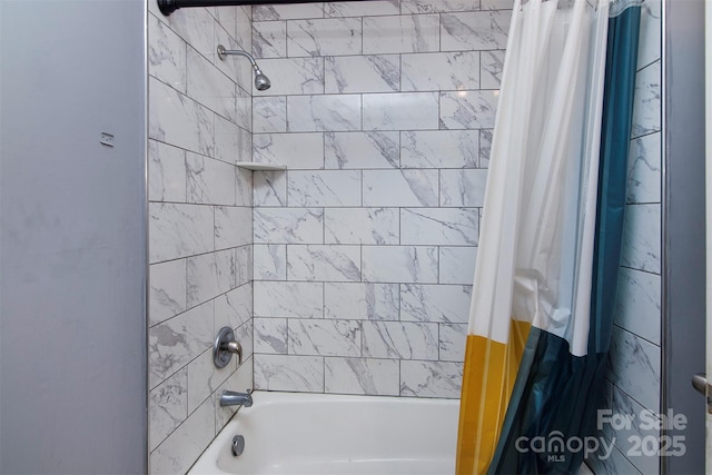 bathroom with shower / tub combo