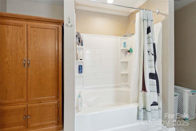bathroom featuring shower / tub combo