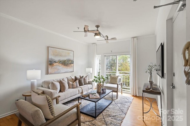 living room featuring light wood finished floors, baseboards, ceiling fan, and ornamental molding