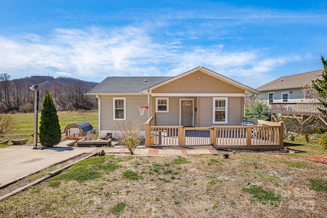 view of front of property with a front lawn and a patio area