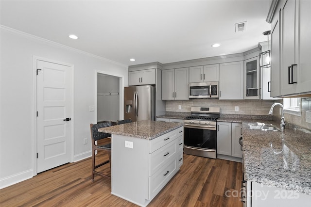 10270 Lakeshore Dr, Lancaster, SC 29720 - kitchen featuring appliances with stainless steel finishes, a sink, gray cabinetry, a breakfast bar, and dark wood-type flooring