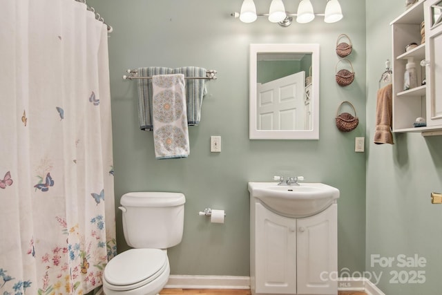 full bathroom with baseboards, curtained shower, toilet, and vanity