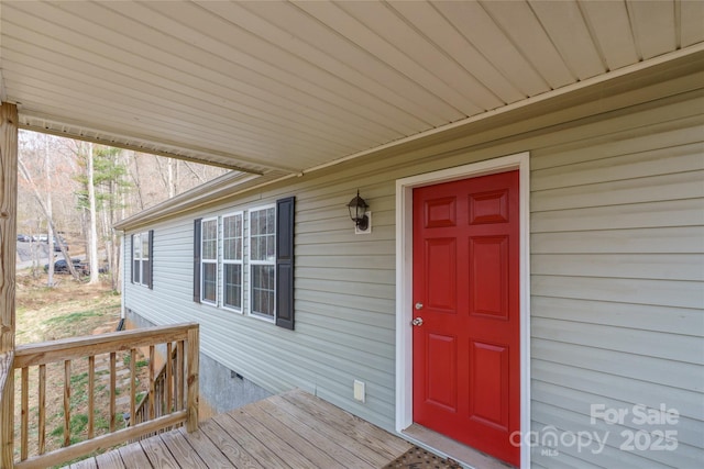 property entrance featuring crawl space