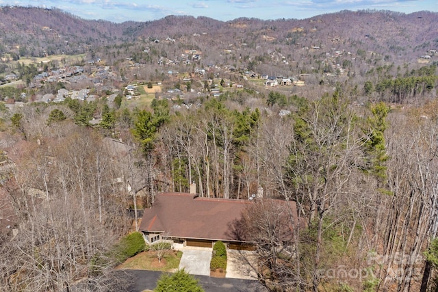 drone / aerial view featuring a forest view and a mountain view