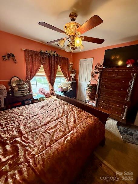 bedroom with ceiling fan