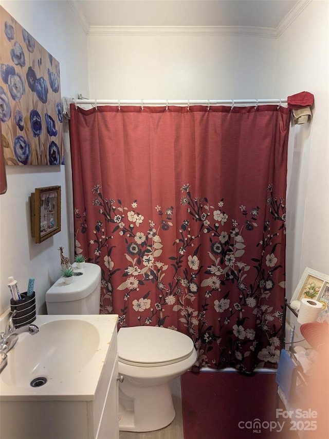 full bath with crown molding, toilet, a shower with curtain, and vanity