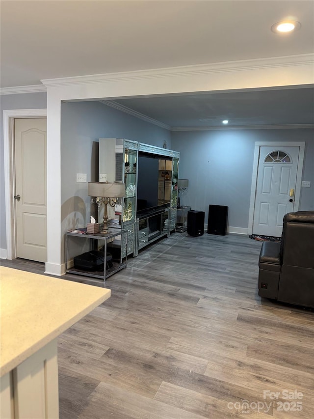 living room featuring baseboards, recessed lighting, light wood finished floors, and crown molding