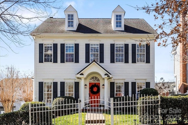 view of front of property featuring a fenced front yard