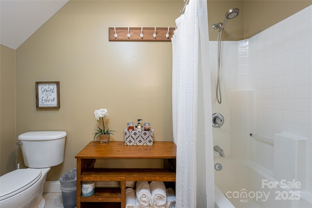 full bathroom featuring toilet, shower / tub combo with curtain, and vaulted ceiling